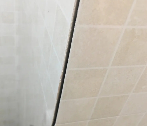五通桥瓷砖空鼓维修公司分享阳台瓷砖脱落的修复过程可以分为以下几个步骤